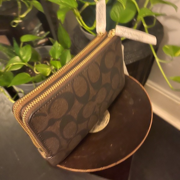 🔥COACH 🔥DOUBLE 🔥ZIPPER 🔥WRISTLET 🔥 - Picture 6 of 9